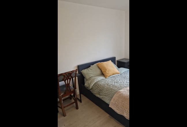 Freshly Renovated Parkside Rooms. Bills Included! Main Photo