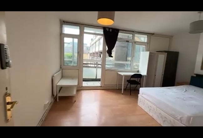 Large Room with Private Balcony@ Aldgate / Whitech Main Photo