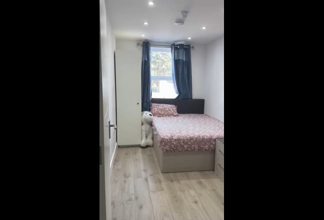 Ensuite in wembley for single Main Photo