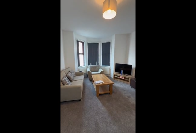 2 Double Rooms Available in All-Female 8 Bed House Main Photo