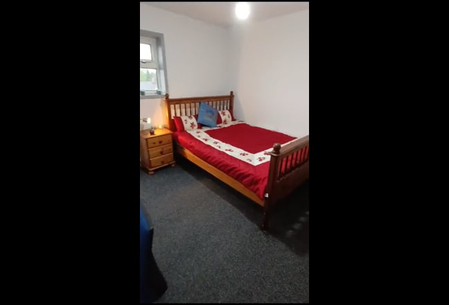 Large Ensuite Room Near Reading - Offroad Parking Main Photo
