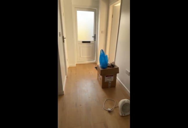 Cosy 1-Bed Apartment -Close to Shops & Stations Main Photo