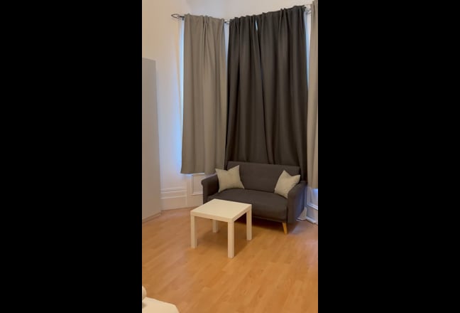 Spacious bedroom in Kensington Olympia Main Photo