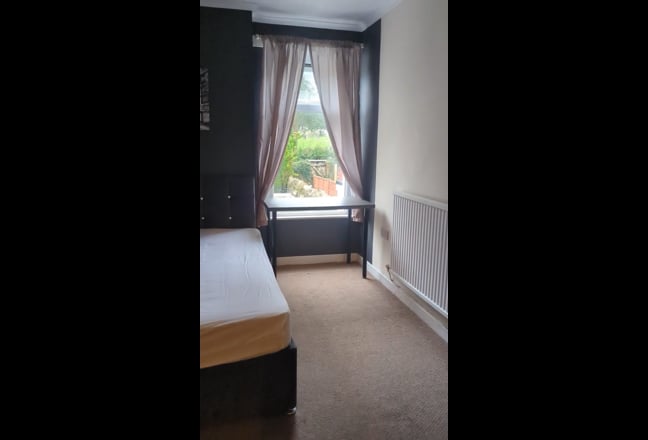 3 rooms available in quiet 5 bedroom SA1 8NG Main Photo