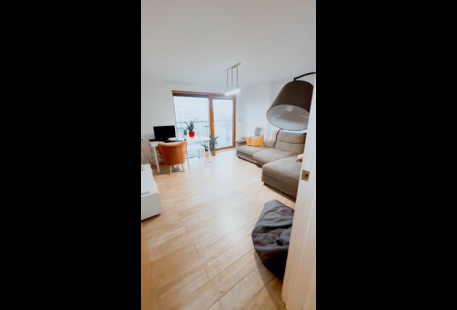 Bright Small Double Room in Modern Flat  Main Photo