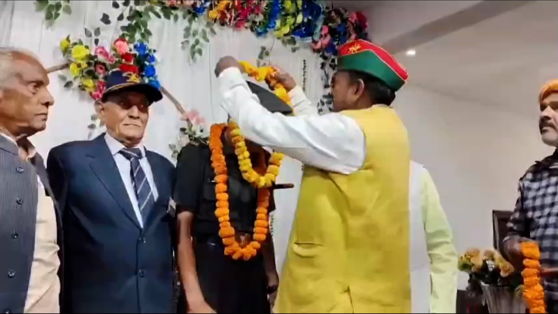 लेफ्टिनेंट बनकर क्षेत्र का नाम रौशन करने पर सैनिक प्रकोष्ठ के जिलाउपाध्यक्ष कन्हैया यादव ने दीपक मिश्रा को किया सम्मानित