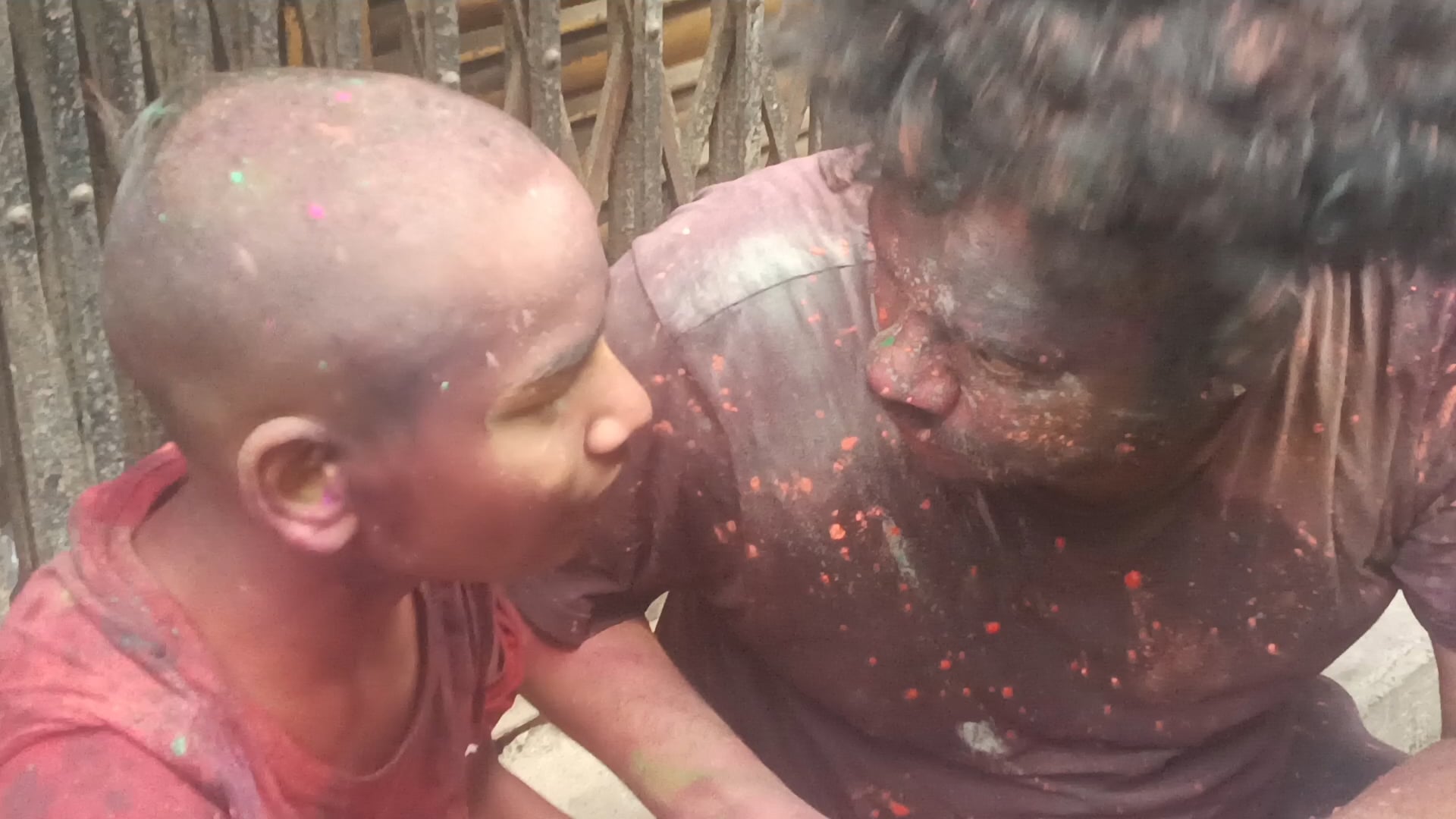 शाहजहांपुर सूत्र से जानकारी मिली बच्चों का अपहरण किया जा रहा है पत्रकार पहुंचे तो फोन छीन लिया