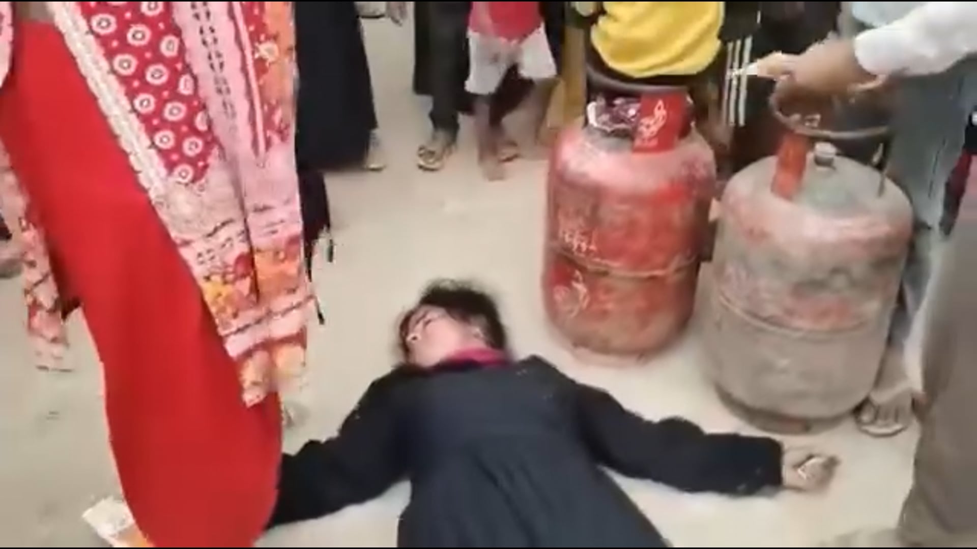 ईरान और इजरायल के बीच बढ़ते तनाव का असर भारत में भी देखने को मिल रहा है। कच्चे तेल की कीमतों में उछाल के चलते पेट्रोल, डीजल और गैस सिलेंडर महंगे होने की आशंका बढ़ गई है। इससे आम लोगों की जेब पर अतिरिक्त बोझ पड़ सकता है।