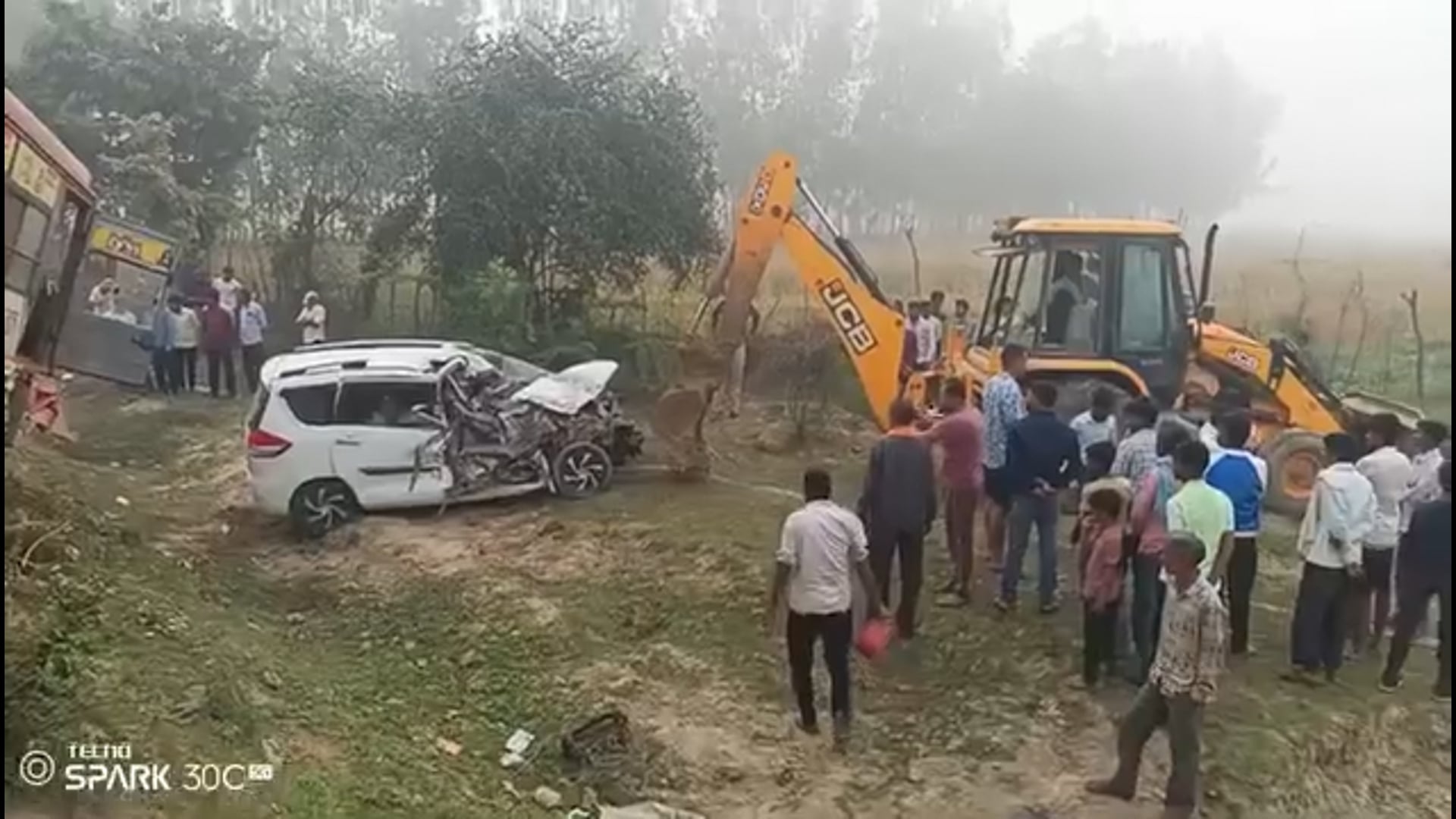 रॉन्ग साइड से आ रही बस ने आर्टिगा को मारी टक्कर, दो गंभीर घायल; एक मृतक की 20 अप्रैल को थी शादी
जलालाबाद-फर्रुखाबाद हाईवे पर बुधवार सुबह एक दर्दनाक सड़क हादसे में कार सवार तीन लोगों की मौके पर ही मौत हो गई, जबकि दो लोग गंभीर रूप से घायल हो गए। तेज रफ्तार रोडवेज बस ने रॉन्ग साइड से आकर आर्टिगा कार में जोरदार टक्कर मार दी। टक्कर इतनी भीषण थी कि कार पूरी तरह क्षतिग्रस्त हो गई और बस सड़क किनारे खाई में लटक गई।