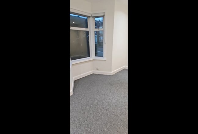 Professional Male seeks a whole house  Main Photo