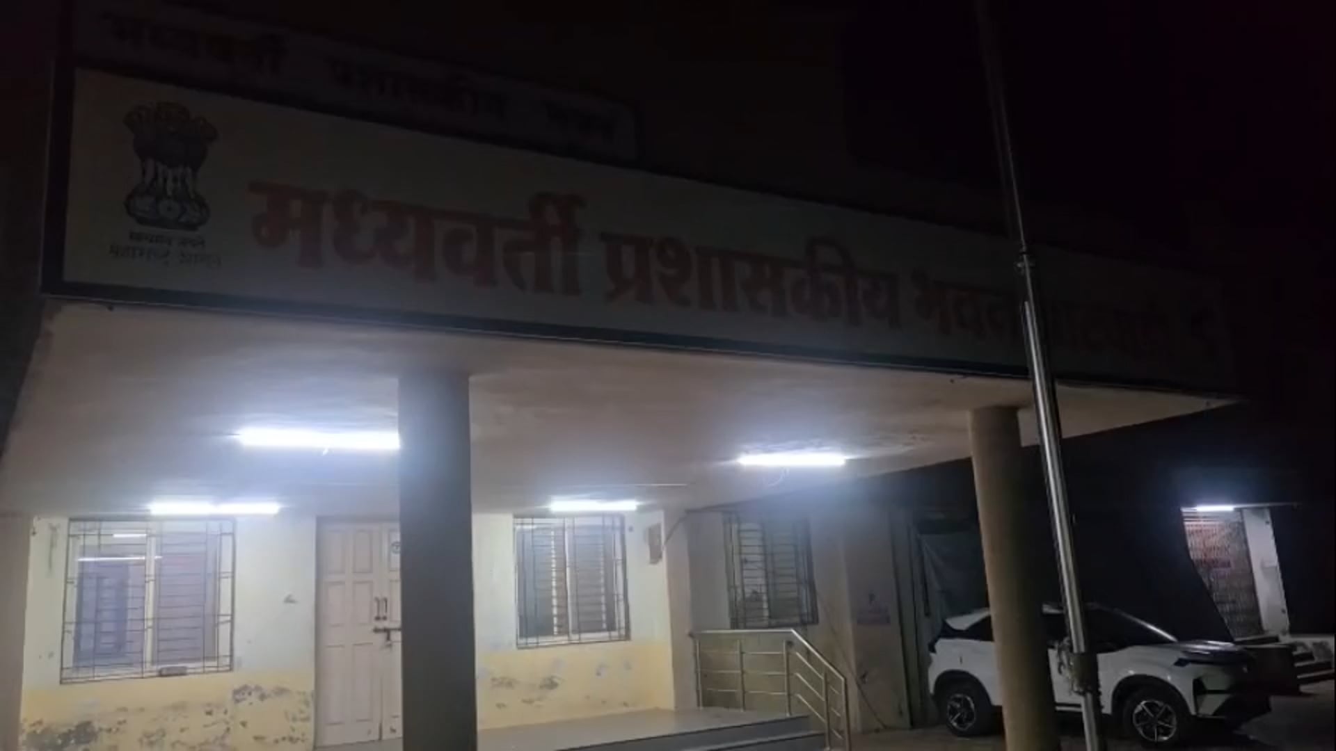 सरकारी विजेवर खासगी गाडी चार्ज? आटपाडी तहसील कार्यालयातील धक्कादायक प्रकार उघड!