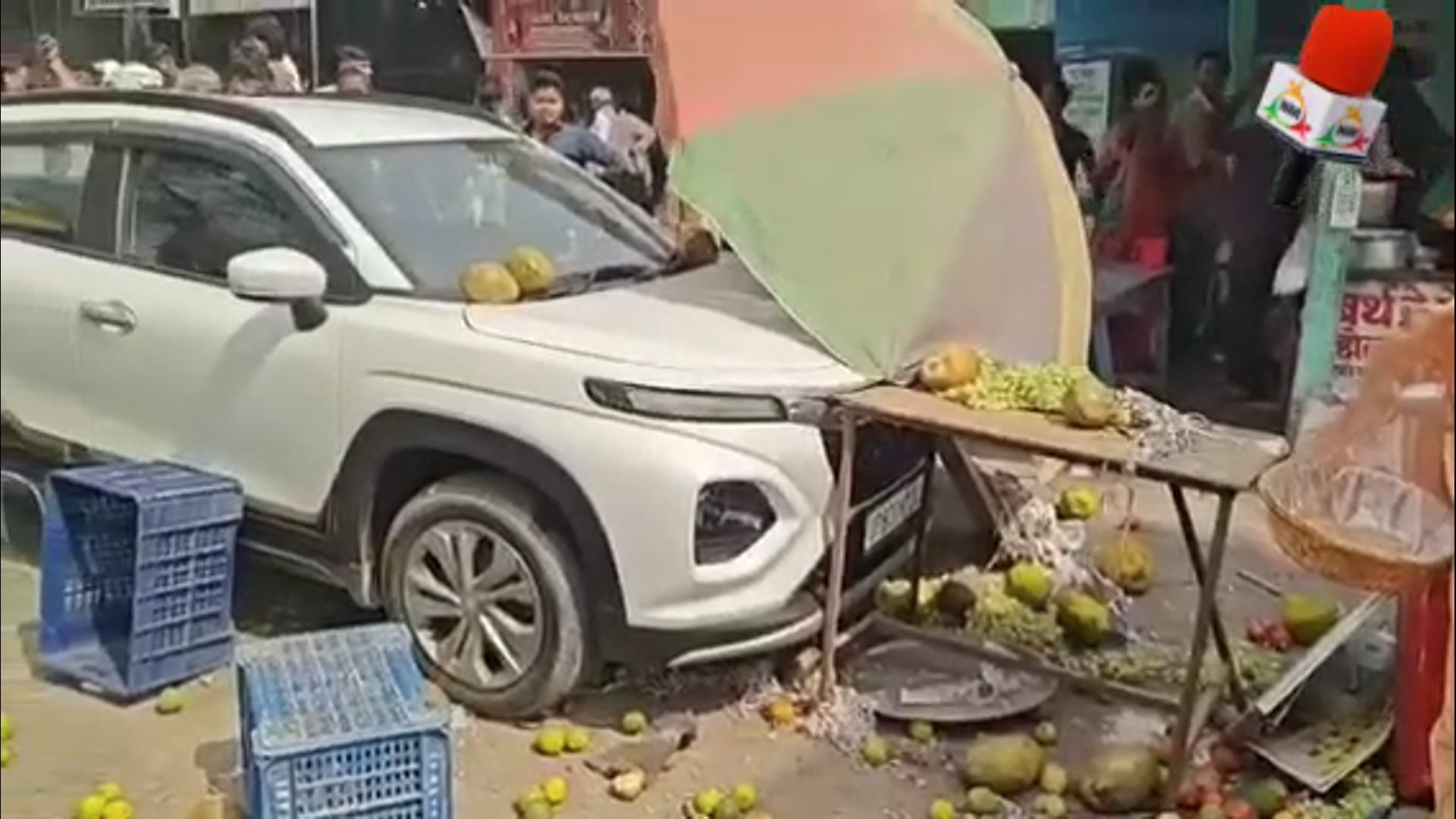 पदुमपुर चौराहे पर खड़े आटोरिक्शा और कार को पीछे से आ रही अनियंत्रित गाड़ी ने मारी जोरदार टक्कर और तीन गाड़ियों के आगे फल की दुकान ठेले वाले की गृहस्थी चौपट इस दौरान गाड़ी से उठा धुआं लेकिन आग लगने से मिली राहत स्थानीय लोगों ने स्थित को सम्हाल लिया और पुलिस पिकेट ड्यूटी पर कोई पुलिसकर्मी मौजूद नहीं था।