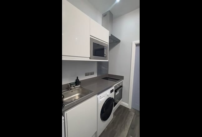 Modern Fully Furnished Studio Flat Main Photo