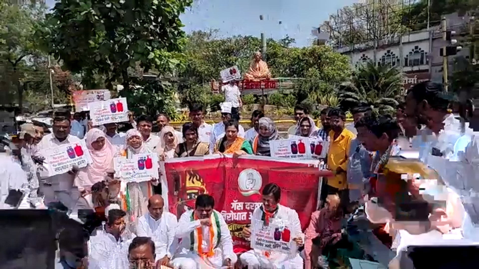 लातूरात गॅस दरवाढीच्या विरोधात काँग्रेस पक्षाचे आंदोलन