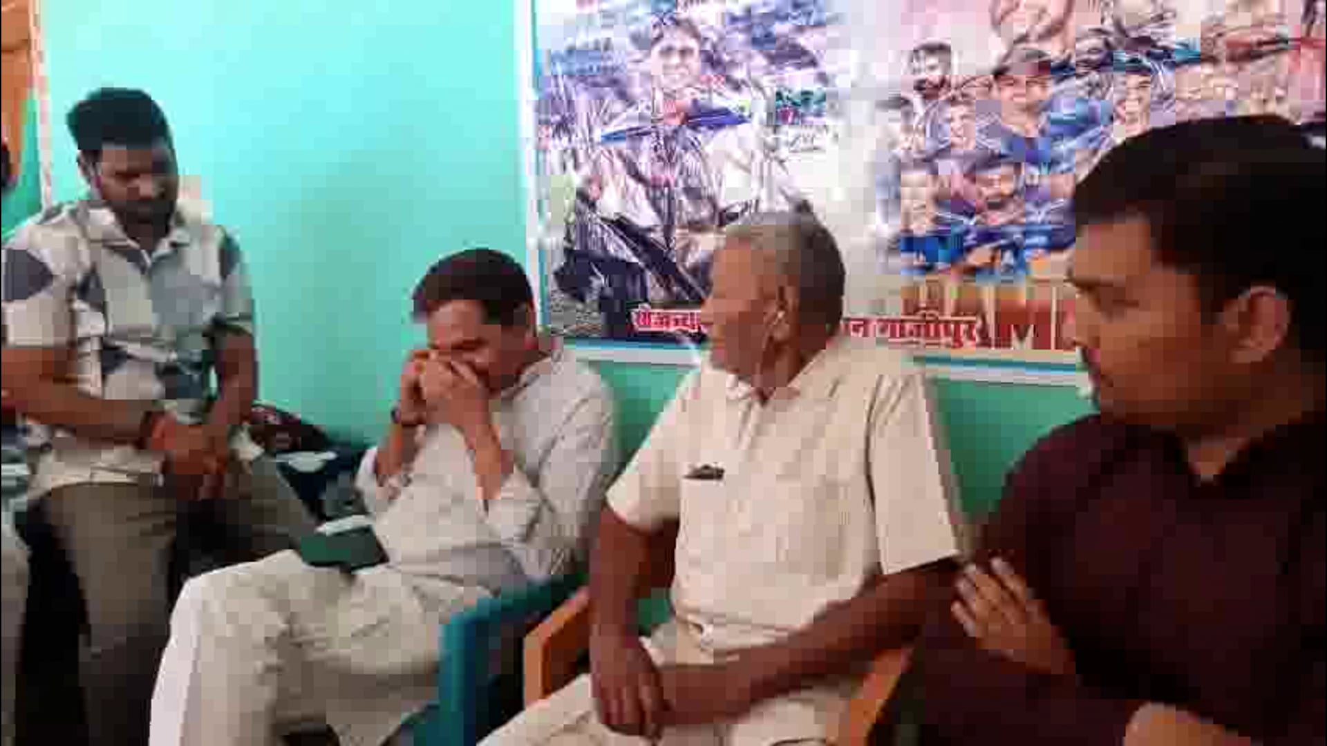 सूर्य कुमार यादव के परिजनों से मिले एम एल सी विशाल सिंह चंचल 