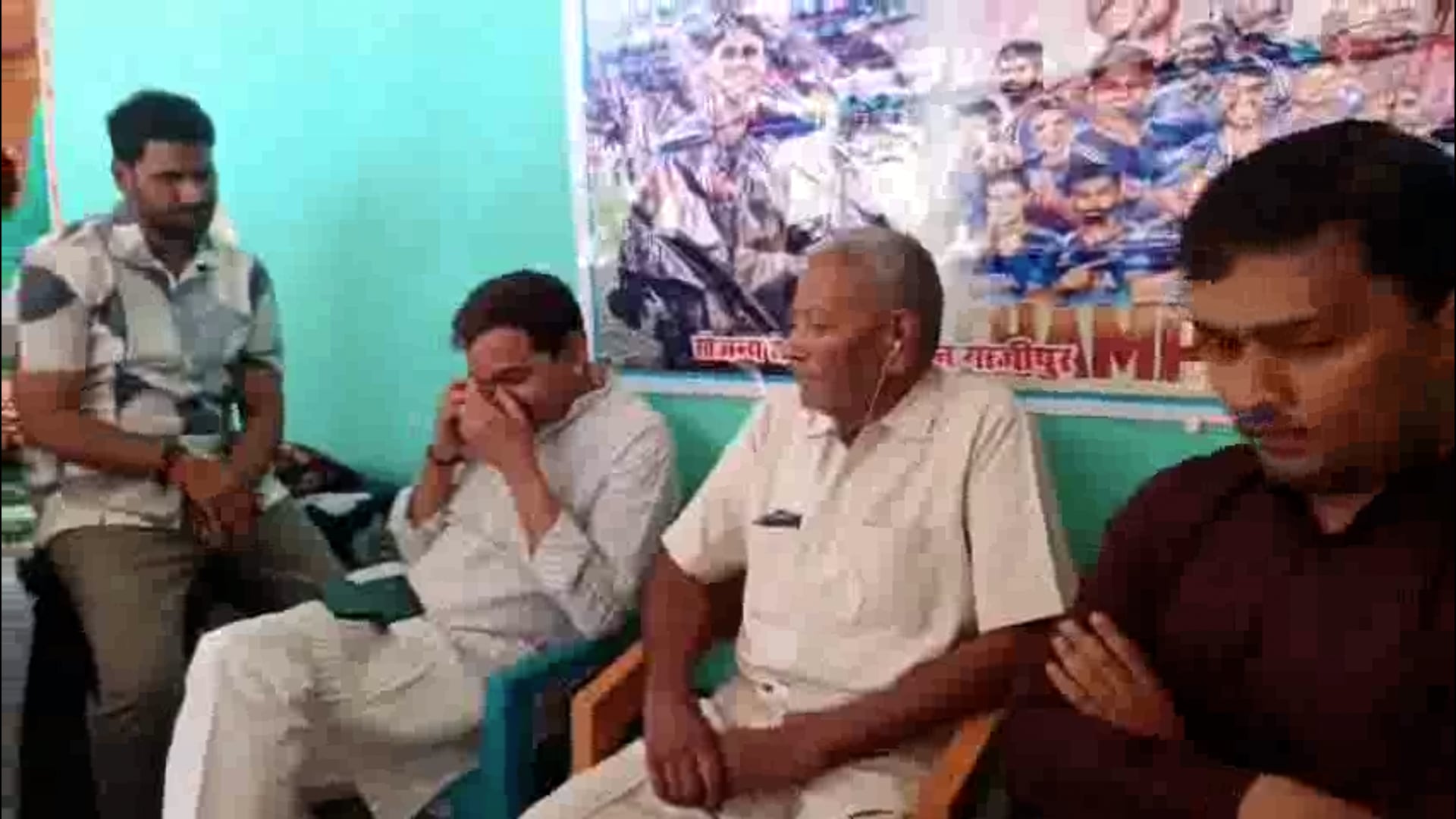 सूर्य कुमार यादव के परिजनों से मिले एम एल सी विशाल सिंह चंचल 