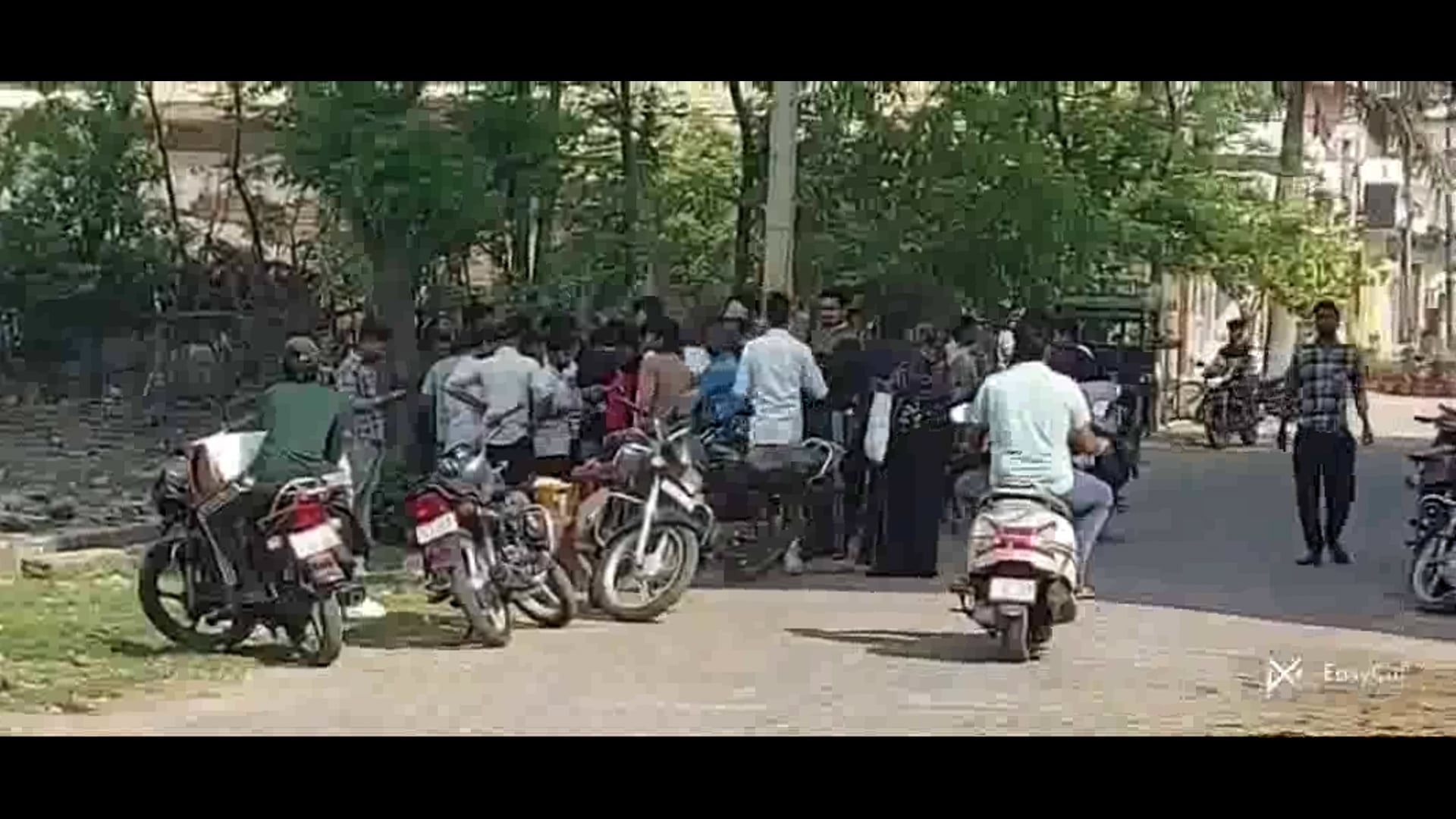 मुज़फ्फरनगर में सरकार के आदेशों को दिखाया जा रहा है ठेंगा पब्लिक गैस सिलेंडर को हो रही परेशान 
वेंडर और गैस एजेंसी नहीं उठाती फोन ब्लैक और शादी बिहाय में सिलेंडरों के उपयोग के लग रहे हैं आरोप।

मुजफ्फरनगर के थाना नई मंडी कोतवाली क्षेत्र अंतर्गत मोहल्ला गांधीनगर में पिछले कई दिनों से अलमासपुर गैस एजेंसी के वेंडर ना ही तो गैस दे रहे हैं और ना ही लोगों के फोन उठा रहे हैं 
इससे भी बड़ी लापरवाही तो देखिए अलमासपुर गैस एजेंसी को कई बार फोन किया जा चुके हैं एज
लोगों का आरोप है कि जब एजेंसी पर जाते हैं तो शटर  डाउन कर फरार हो रहे हैं।
मामले में जिलाधिकारी उमेश मिश्रा को भी अवगत कराया गया है अब देखने वाली बात होगी कि आखिर ऐसे एजेंसी और वेंडर पर कब और किस तरह की कार्रवाई हो पाती है।