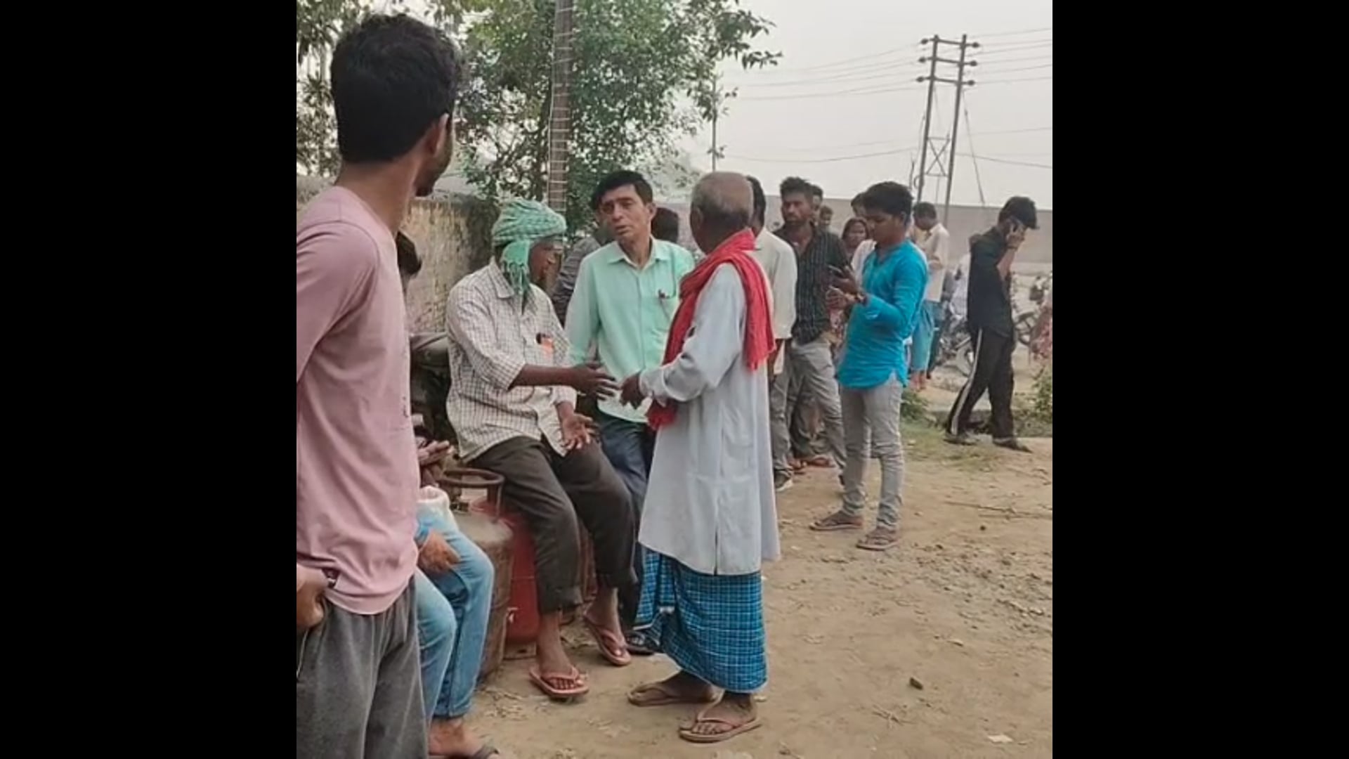 गैस की गाड़ी नहीं पहुंची, एजेंसी पर खाली हाथ लौटे लोग