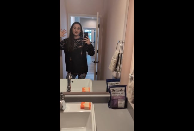 Room and private bathroom in modern house (<5 YO) Main Photo