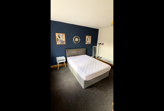  Ensuite rooms & double room available.  Main Photo