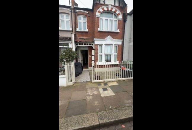 A stunning 1 bed flat on Ribblesdale Rd Furzedown Main Photo