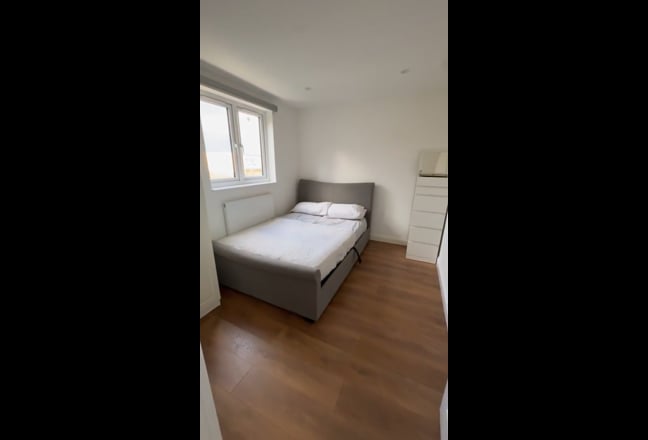 Bright Doubl Room - Bills Inc - E6 - Available Now Main Photo