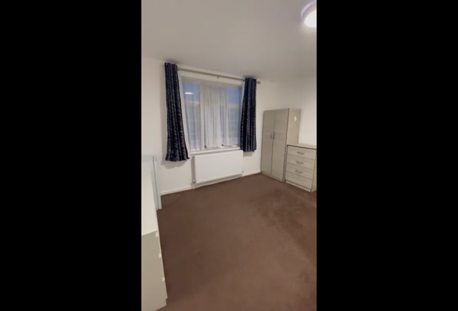 Large & spacious ensuite bedsit on Tanfield Ave Main Photo