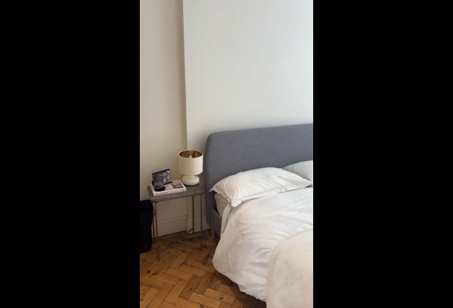 Large ensuite room in lovely flat in Kensington  Main Photo