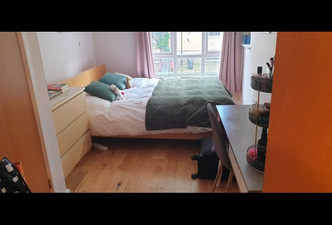 TO LET - Modern double bedroom with bathroom  Main Photo