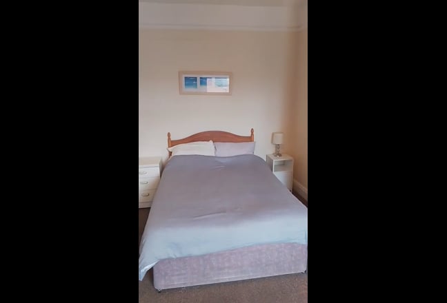 Spacious double room, just  5 min walk to BAE Main Photo