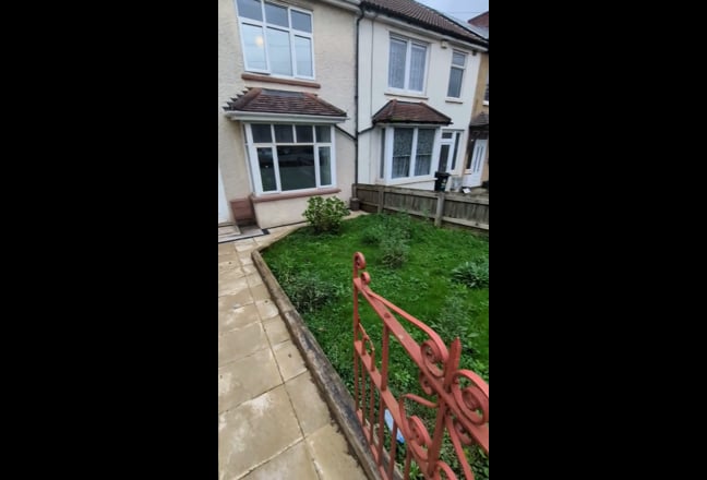 1 double bedroom in recently refurbished home Main Photo