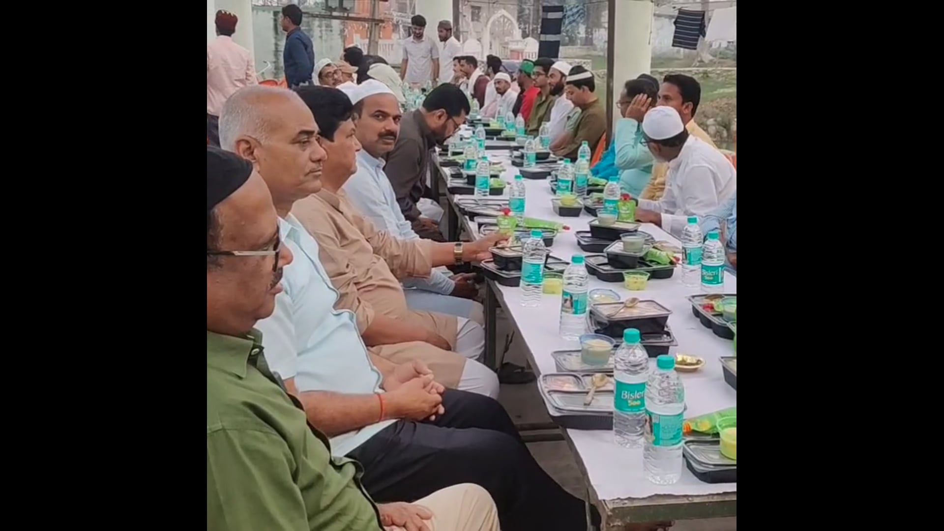 अलविदा जुमे पर बगहा में दिखी गंगा-जमुनी तहजीब, हिंदू-मुस्लिम ने साथ किया इफ्तार