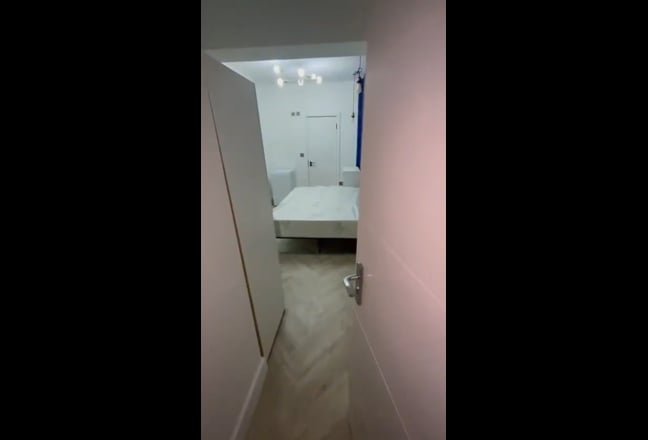 ENSUITE in Family Home Main Photo