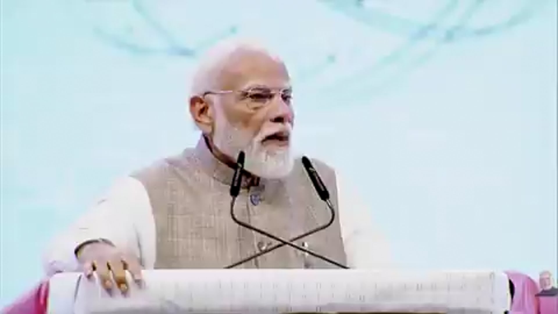 ▶️.....कुछ लोग LPG को लेकर बेवजह अफवाह फैला कर अपना एजेंडा चला रहे हैं।
इससे वे खुद तो बेनकाब हो ही रहे हैं, साथ ही देश को भी नुकसान पहुँचा रहे हैं।
युद्ध के कारण पैदा हुए इस वैश्विक संकट से कोई देश अछूता नहीं है।
भारत भी इससे निपटने के लिए पूरी कोशिश कर रहा है।

: प्रधानमंत्री मोदी