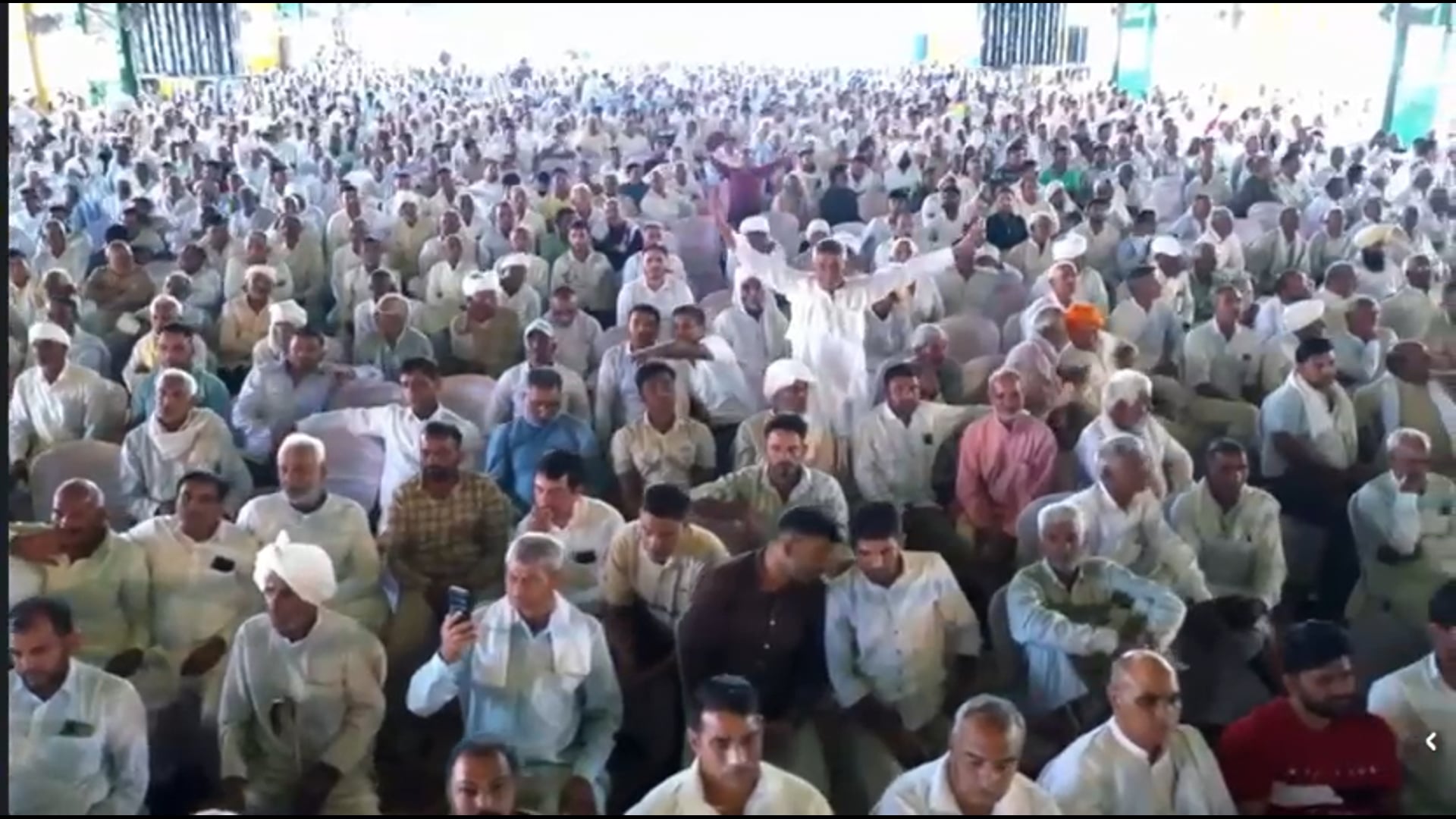 मुजफ्फरनगर।
सपा के राष्ट्रीय महासचिव व मुजफ्फरनगर सांसद हरेंद्र मलिक आज हरियाणा के जिला हांसी में जेजेपी सुप्रीमो डॉ. अजय सिंह चौटाला के जन्मदिन के अवसर पर उन्हें बधाई देने पहुंचे। इस दौरान उन्होंने आयोजित जनसभा को भी संबोधित किया।