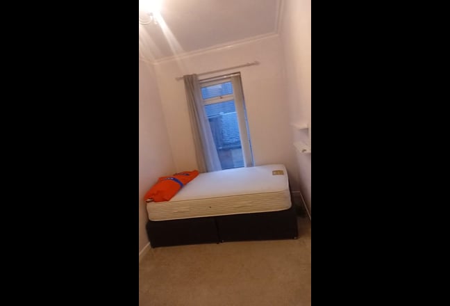 A double room available in a 2bedroom house Main Photo