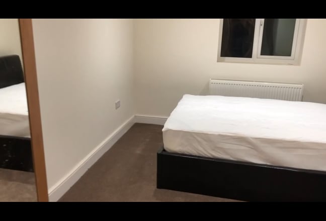 Stunning Double Furnished Room UB7 Main Photo