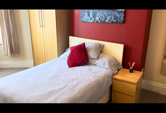 Lovely Large Double in Superb House - No Deposit Main Photo