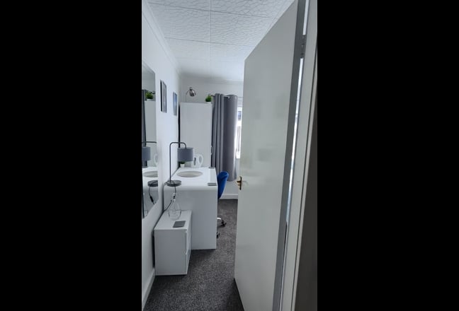 Sunny Double in Quiet Shared House. All Bills inc. Main Photo