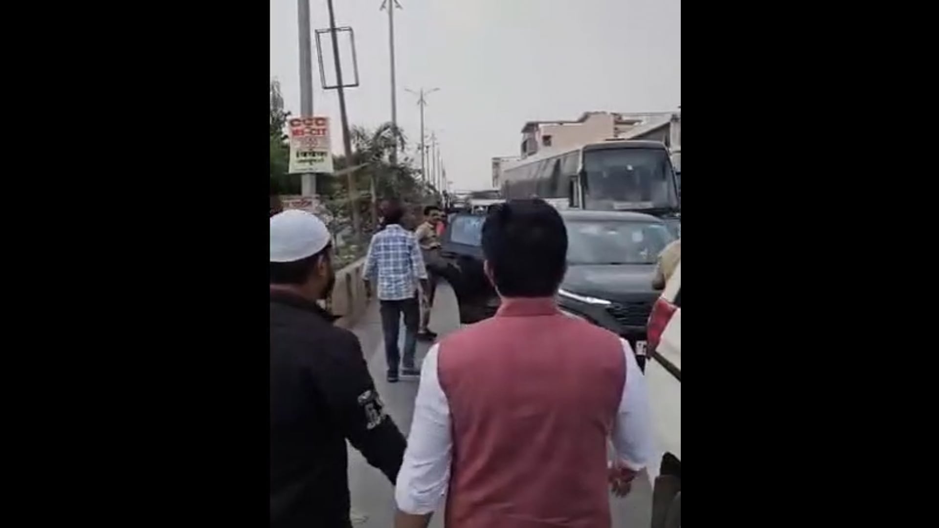 माजी मंत्री आमदार संजय बनसोडे यांनी ताफा थांबवून अपघात ग्रस्तांना केली मदत