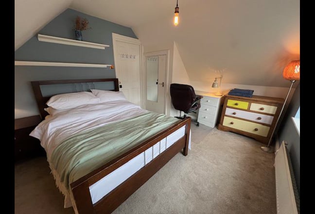 Large double room, bathroom (shared w one person) Main Photo