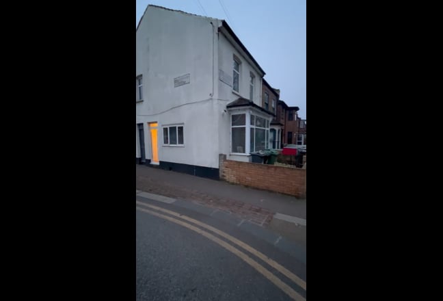 Bright Double Room for Single– All Bills Include Main Photo