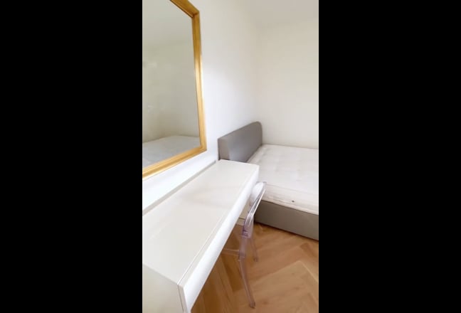  2x  Dbl  rooms  -  ALL  bills  incl  -  females  Preferred Main Photo