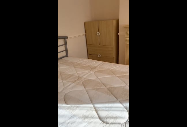 Double Extra Large Spacious Clean Double Room Main Photo