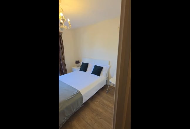 Modern En-Suite double bedroom with Balcony Main Photo