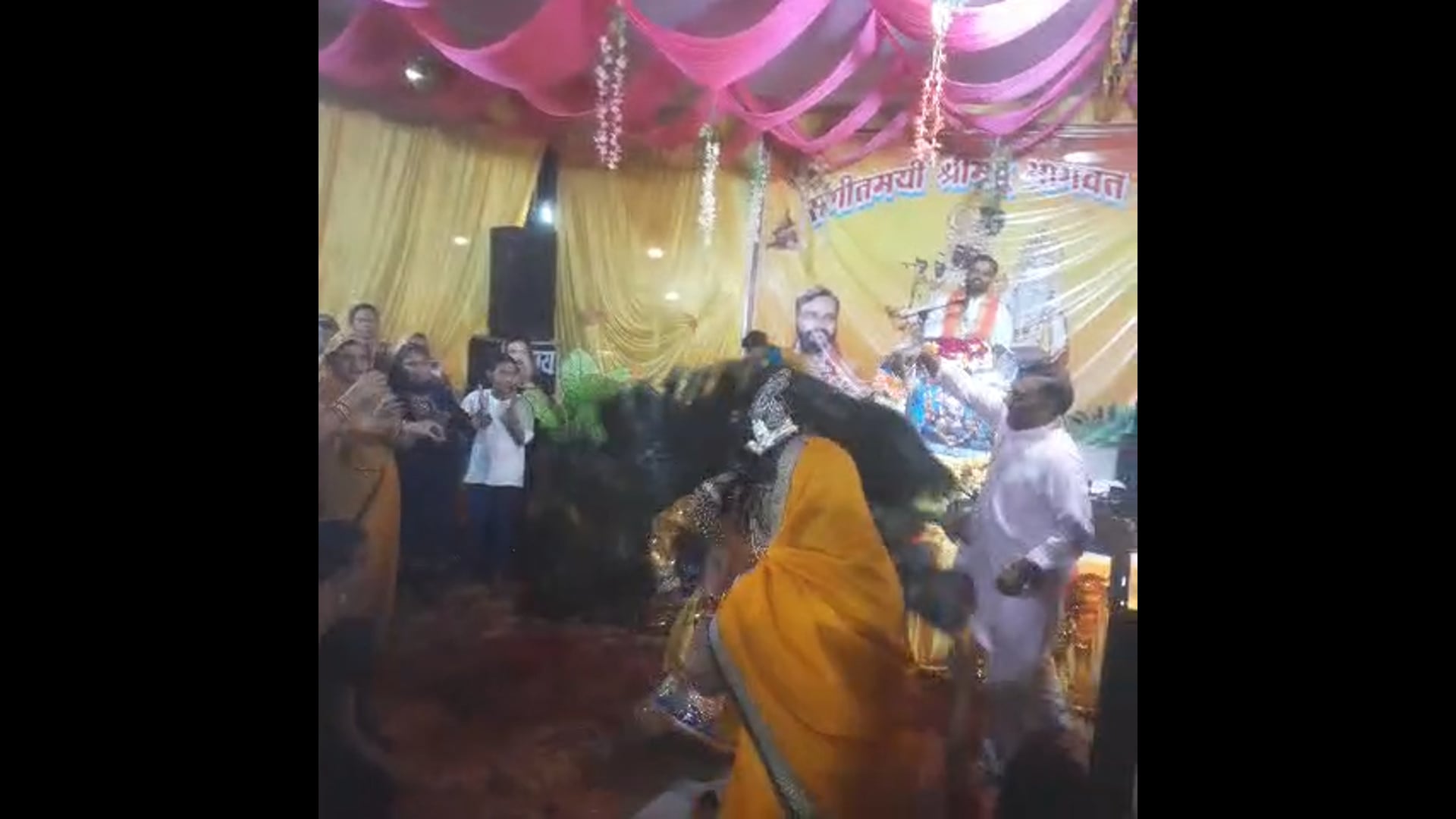 ▶️.....Katha Vyas Shri Radha Ramana Shastri Ji Maharaj Ramayan Ratri mahaman Mathura Vrindavan Aaj Shrimad Bhagwat Katha ka chhatha din hai ismein Rukmani ki shaadi aur Krishna ji Mor Roop Mein Nritya karte hue Katha ka aayojan ho raha hai.   part 1