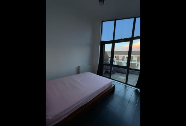 LARGE Sunlit Double En suite in room E3 Main Photo