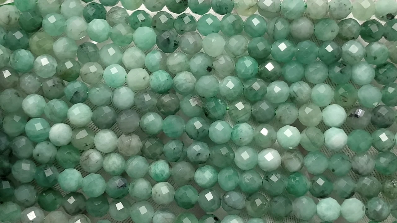 エメラルド（産地・ブラジル） ラウンドカット4mm 半連/1連｜天然石