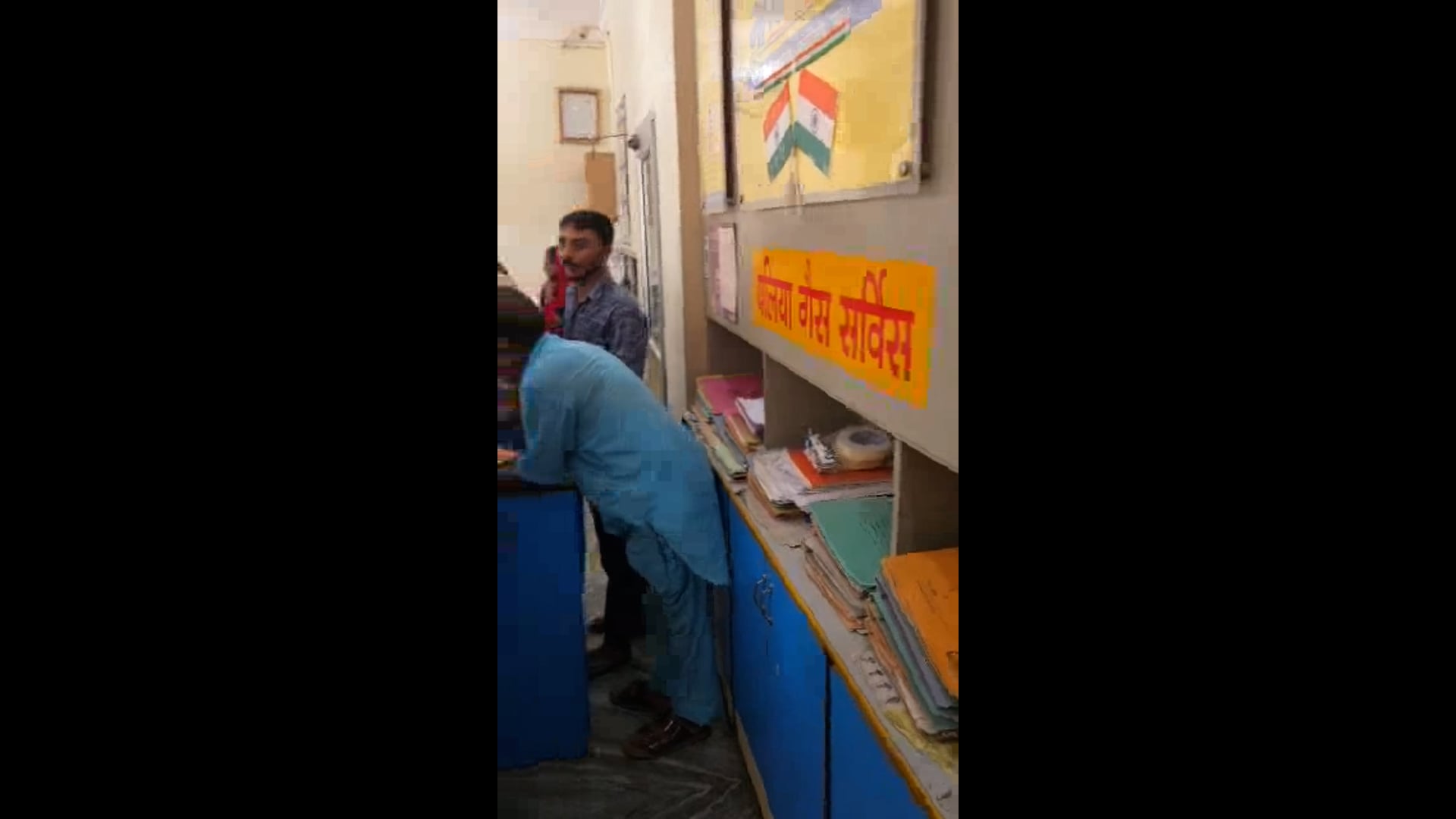 गैस किल्लत की अफवाह से उपभोक्ता परेशान, केवाईसी कराने को एजेंसी पर उमड़ी भीड़, ऐजेंसी स्वामी ने केवाईसी कराने को उपभोक्त