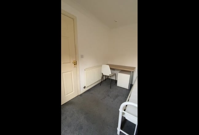 Freshly decorated double room near Hospital & Stn Main Photo